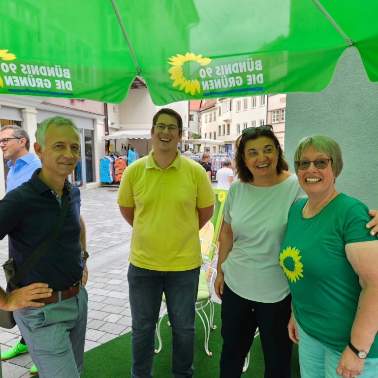 Grüne Direktkandidierende für Landtag und Bezirkstag am Infostand in Kaufbeuren